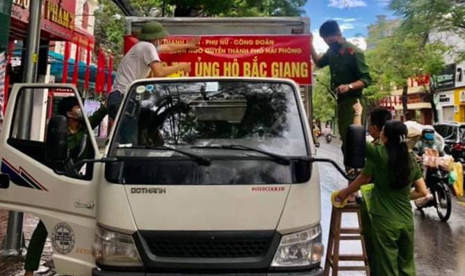 Công an quận Ngô Quyền ủng hộ tỉnh Bắc Giang phòng, chống dịch